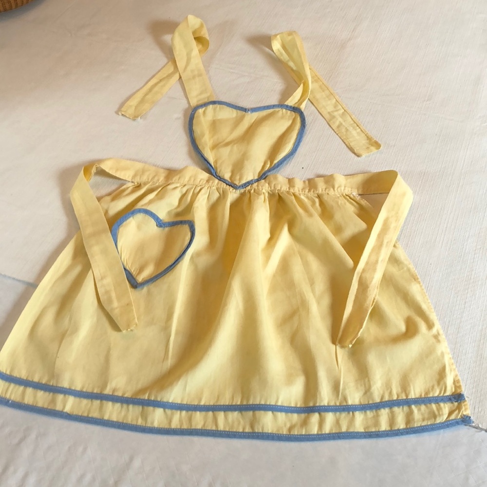 NB child’s apron, vintage 30’s.